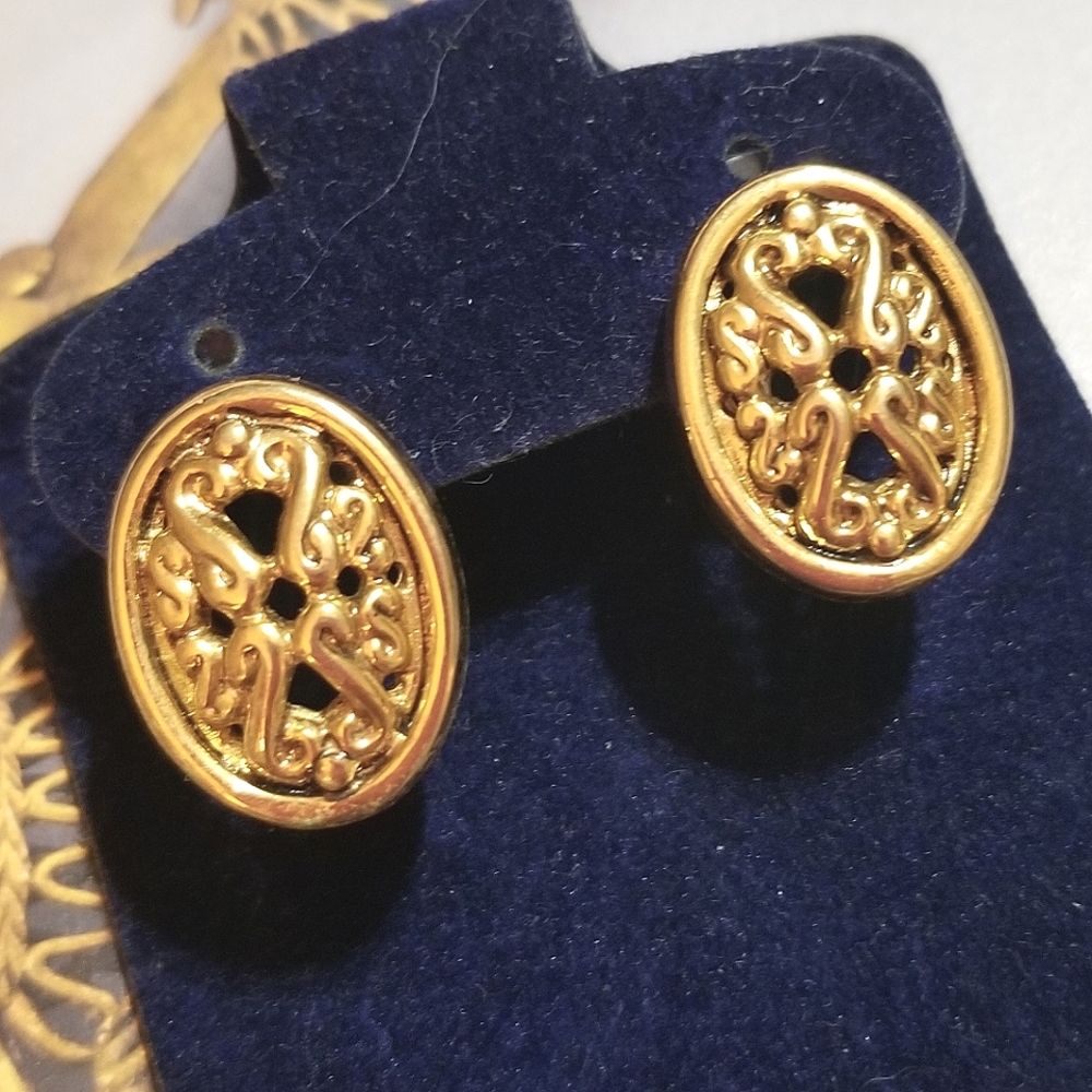 Oscar De La Renta Gold Plated Vintage Stud Earrings - Picture 4 of 8
